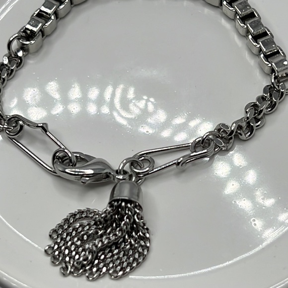 NWT French Connection Silver Tassel Safety Pin Bracelet. - Picture 6 of 6